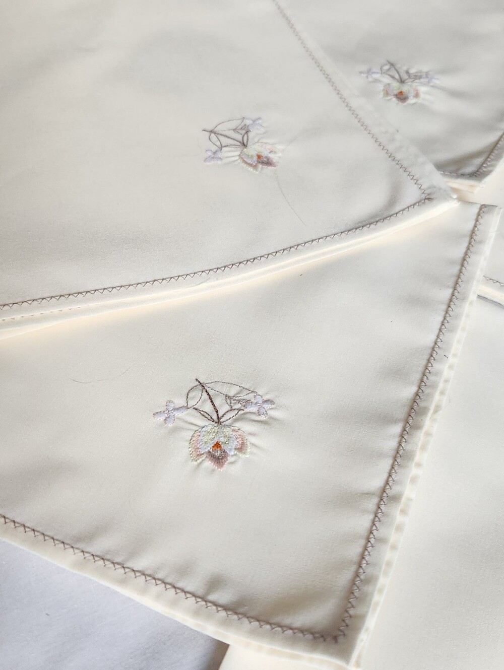 FIVE VINTAGE EASY CARE EMBROIDERED NAPKINS